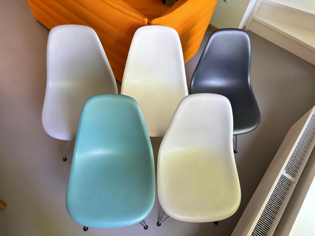 4x Orignele Vitra Eames DSR designstoelen, Ophalen, Gebruikt, Wit, Eén