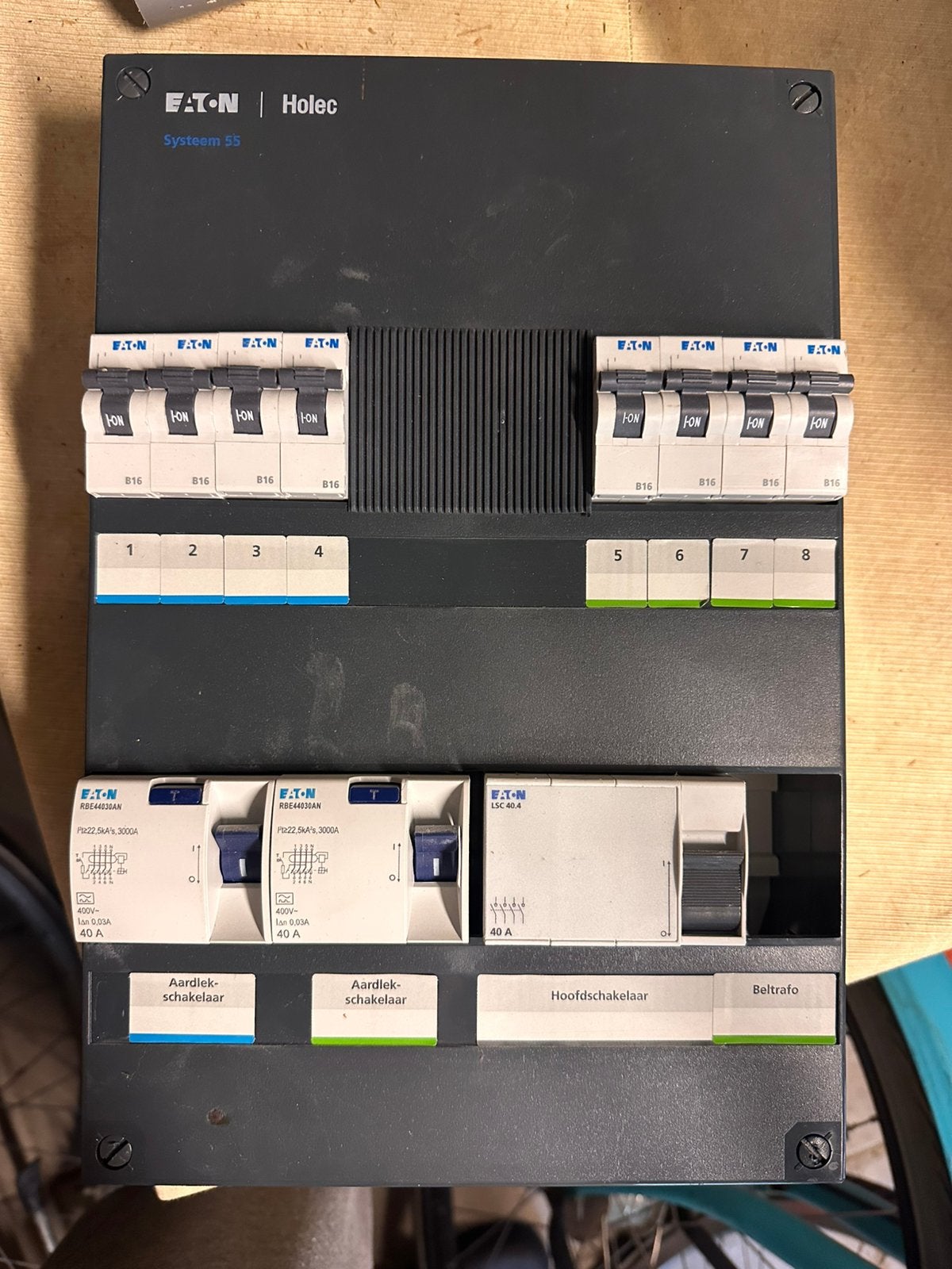 Meterkast met 8 groepen en 2 aardlekschakelaars, Ophalen of Verzenden, Gebruikt, Overige typen
