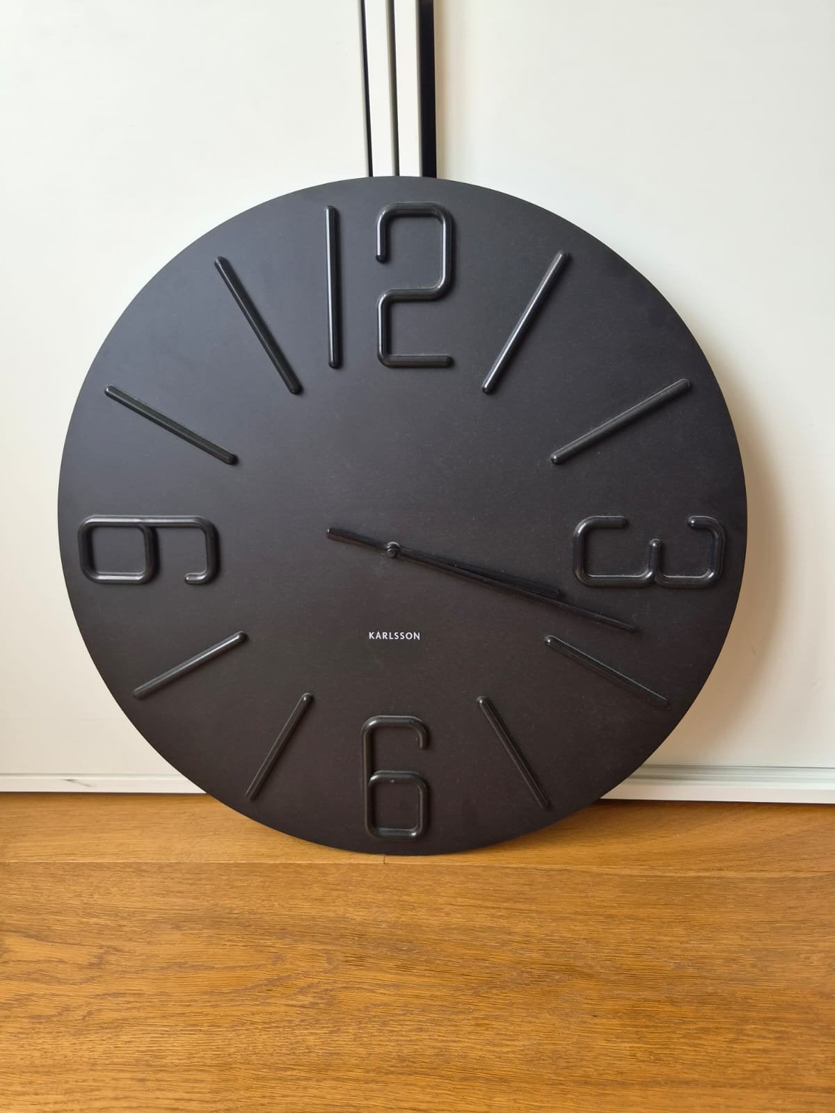 Karlsson Wandklok 60cm - ReliefXL Zwart, Modern Design, Huis en Inrichting, Woonaccessoires | Klokken, Ophalen, Analoog, Zwart