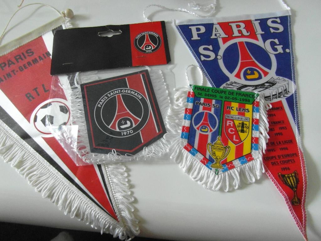 voetbal vaantjes paris saint germain frankrijk france 4 x, Ophalen of Verzenden, Zo goed als nieuw, Buitenlandse clubs, Vaantje of Sjaal
