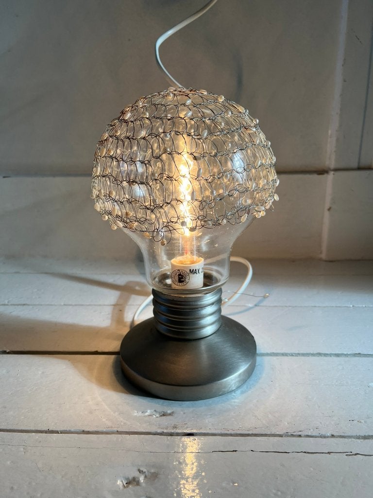 Tafellamp met glazen bol en gaas met "parels", 20 cm, E14 (klein), Ophalen of Verzenden, Glas