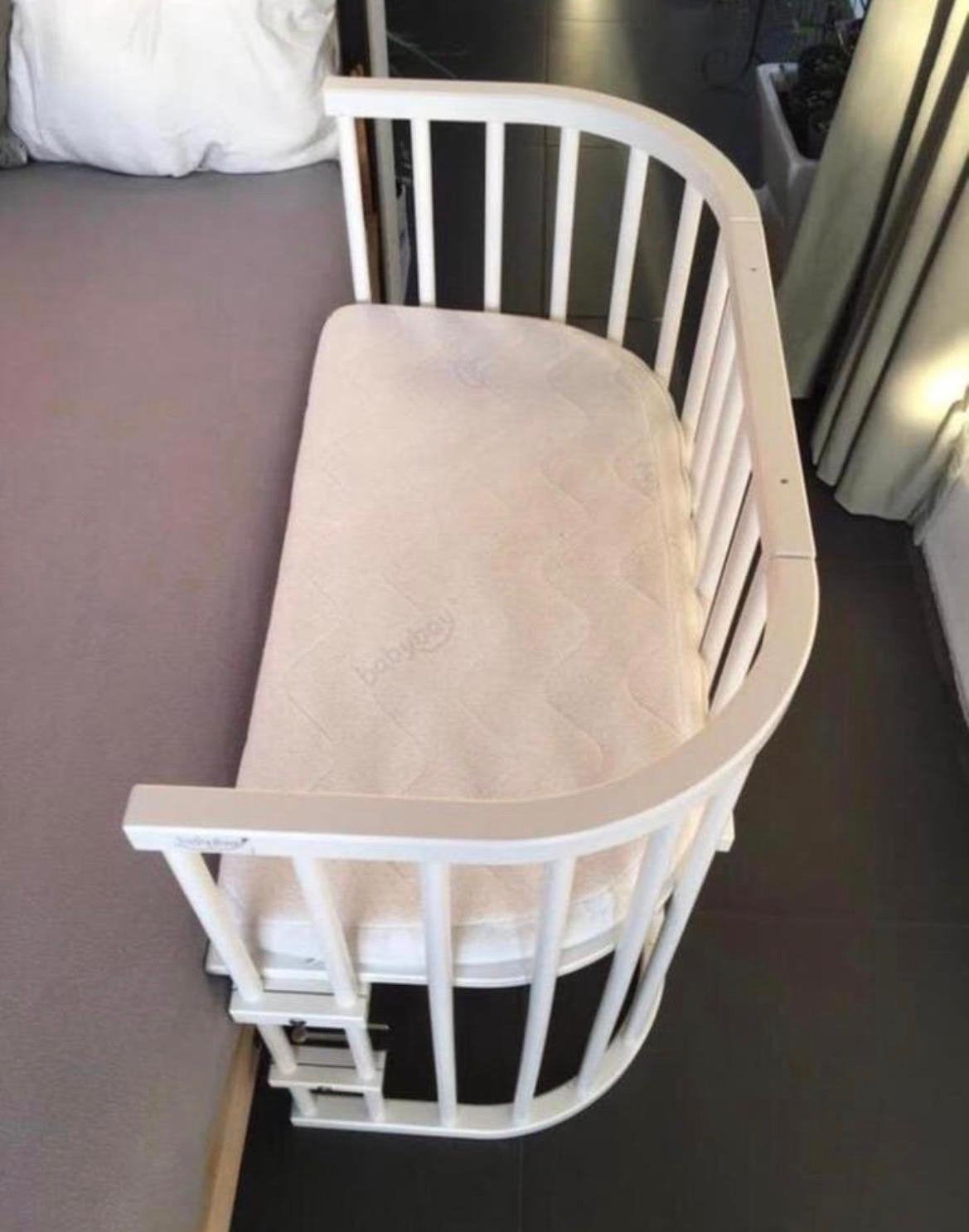 Houten co-sleeper 90x42 bevestigen bij bed wit met matrasje, Kinderen en Baby's, Babywiegjes en Ledikanten, Ophalen, Zo goed als nieuw