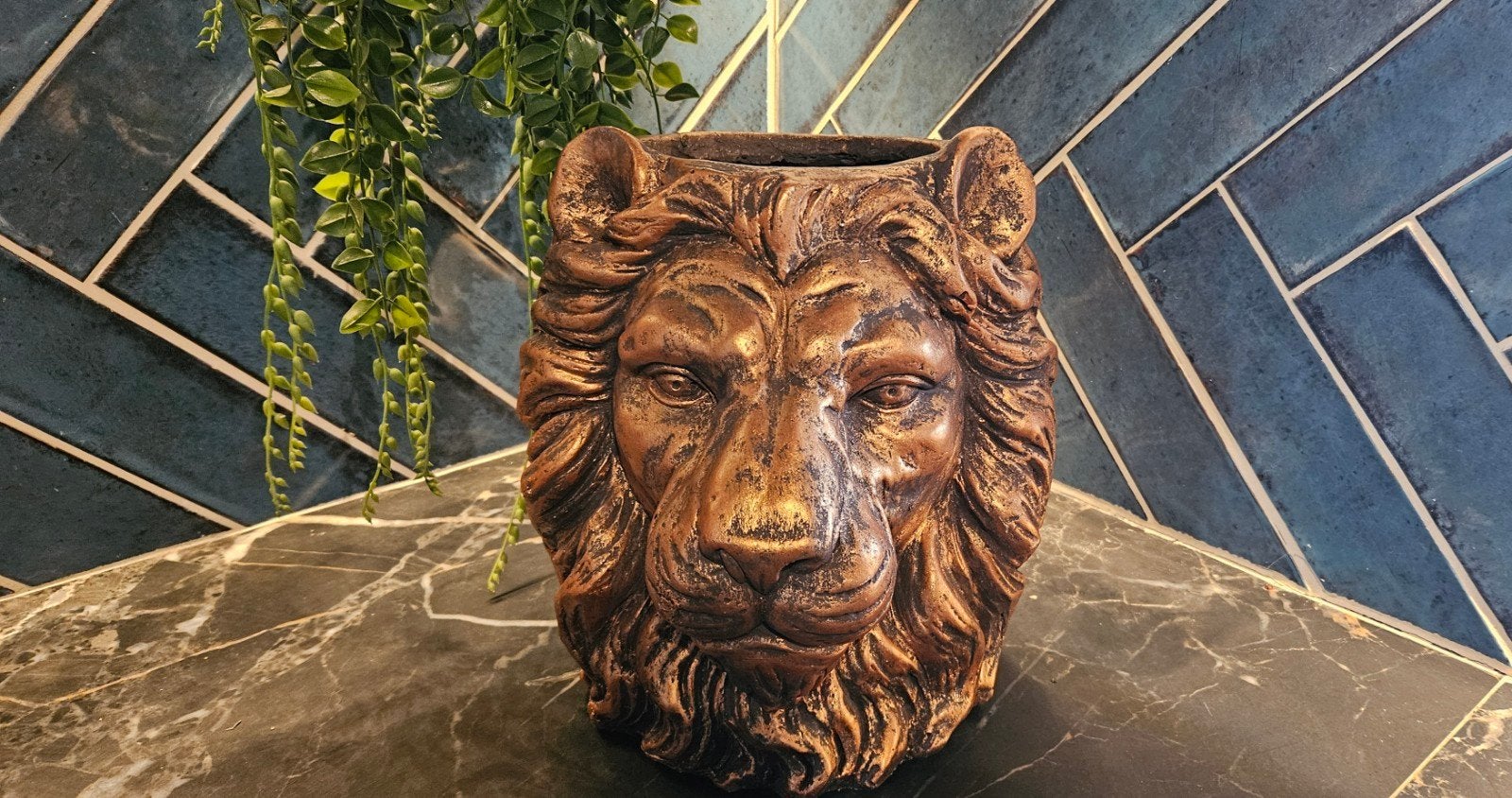 Decoratieve vaas/bloempot met leeuwenkop, Huis en Inrichting, Ophalen, Bruin, Met patroon/structuur, Zo goed als nieuw