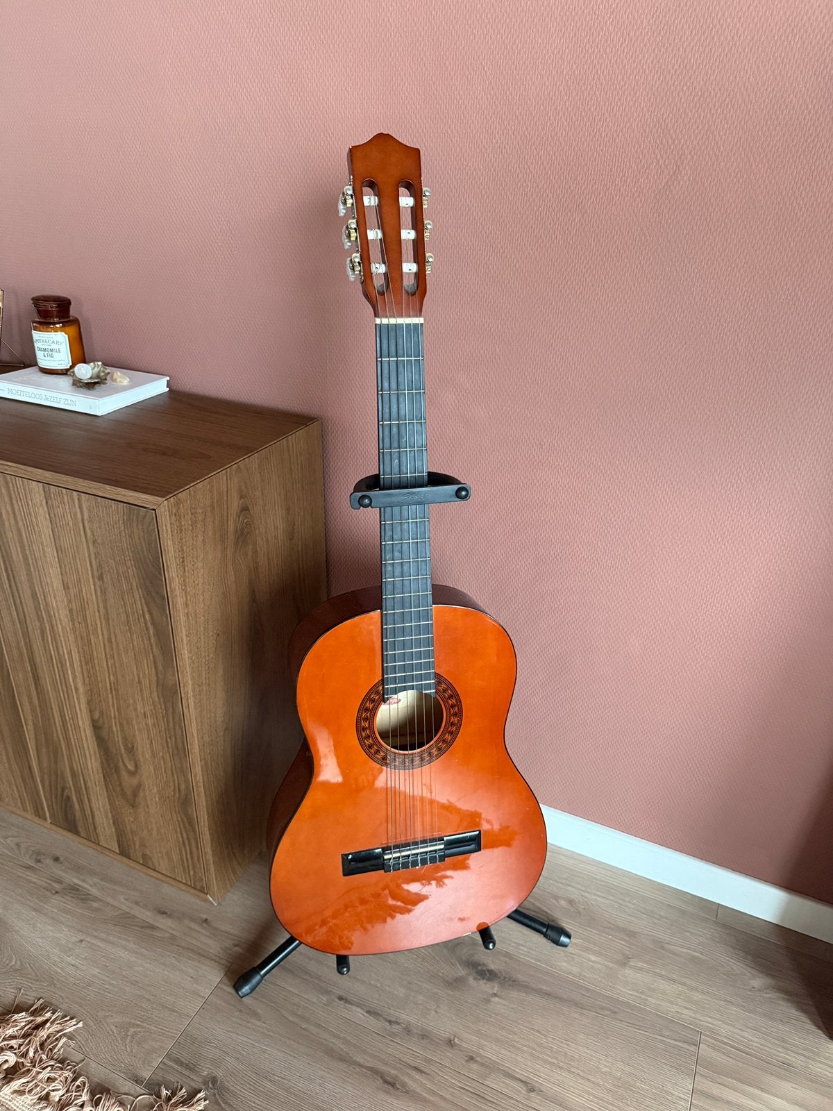 Gitaar Stag V542 met standaard, Ophalen, Zo goed als nieuw, Klassieke of Spaanse gitaar
