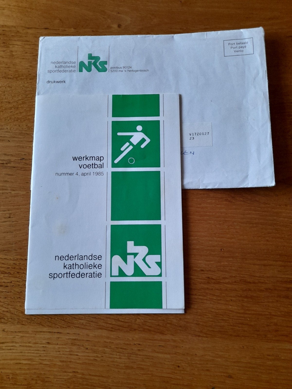 Voetbal werkmapje uit 1985, Ophalen of Verzenden, Gelezen, Balsport