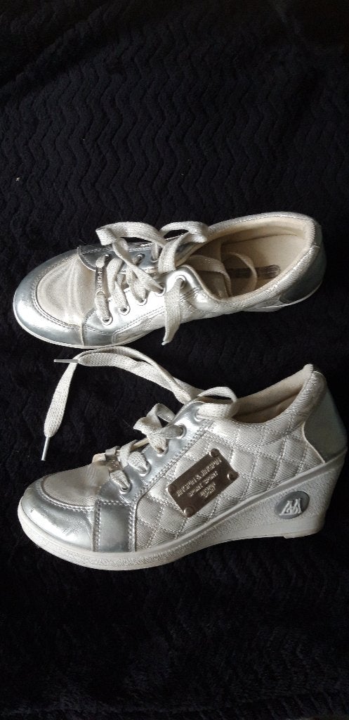te koop enige witte JING Pin & JING Pin sport schoenen, Wit, Ophalen of Verzenden, Jing Ping & Jing Pin, Sneakers of Gympen