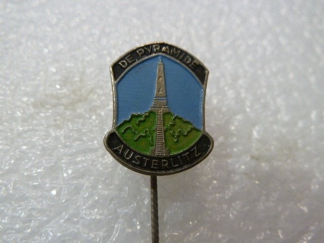 Vintage speldje De Pyramide van Austerlitz, Verzamelen, Ophalen of Verzenden, Gebruikt, Stad of Land, Speldje of Pin