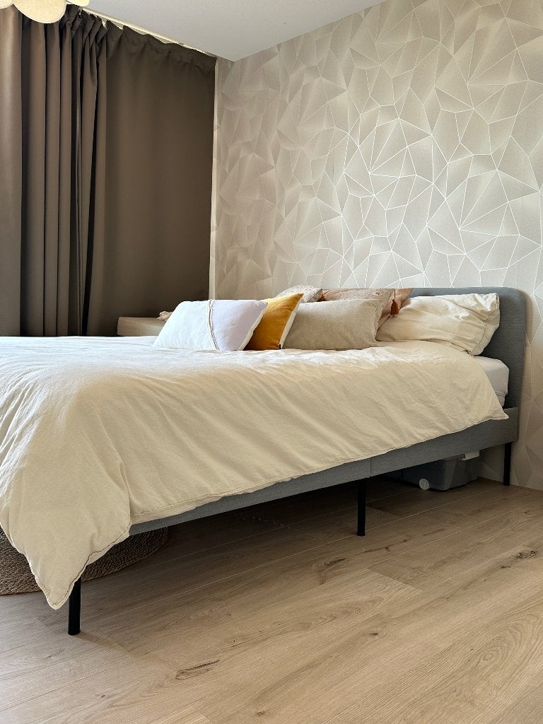 IKEA bed gestoffeerd grijs (incl. matras), Huis en Inrichting, Slaapkamer | Bedden, Ophalen, 140 cm, Zo goed als nieuw, Twijfelaar