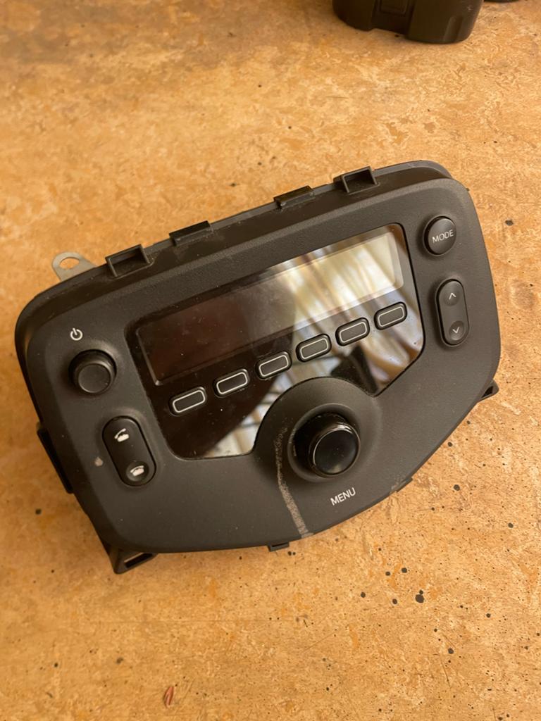 Toyota Aygo 2015 originele radio - defecte connector, Ophalen of Verzenden, Gebruikt