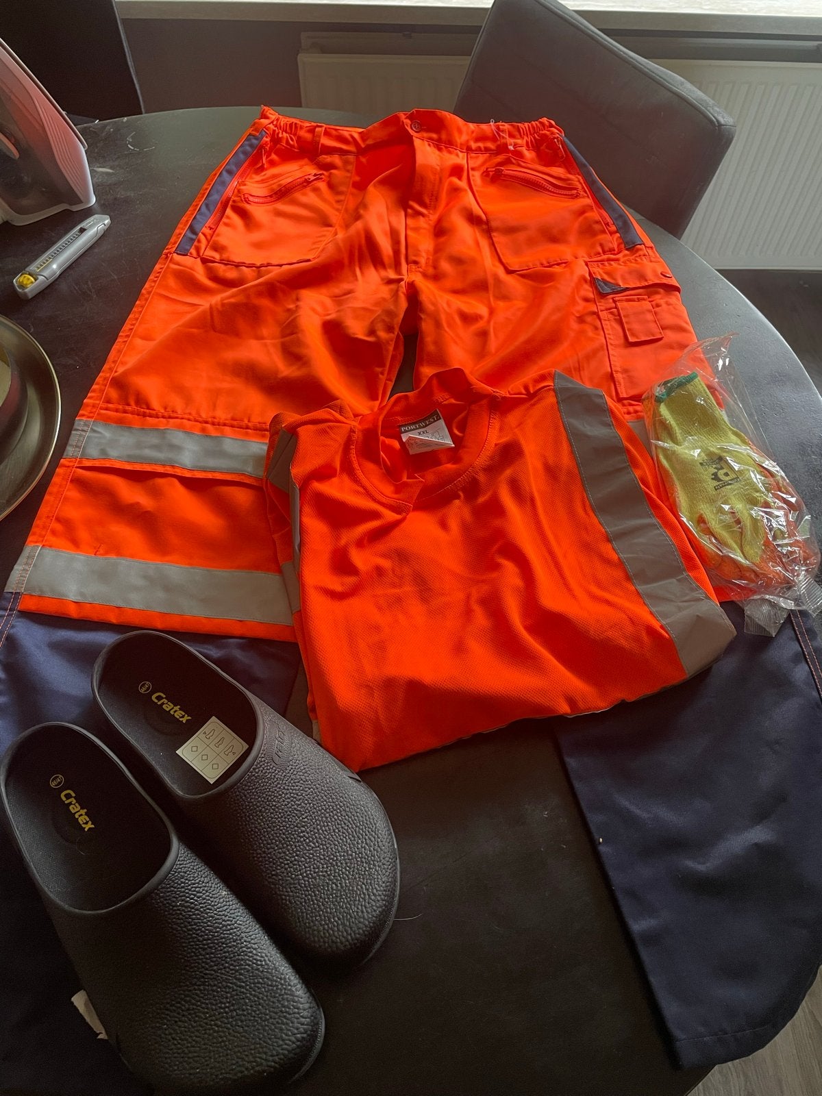 Veiligheidskleding set: broek, shirt, handschoenen, klompen, Ophalen of Verzenden, Zo goed als nieuw