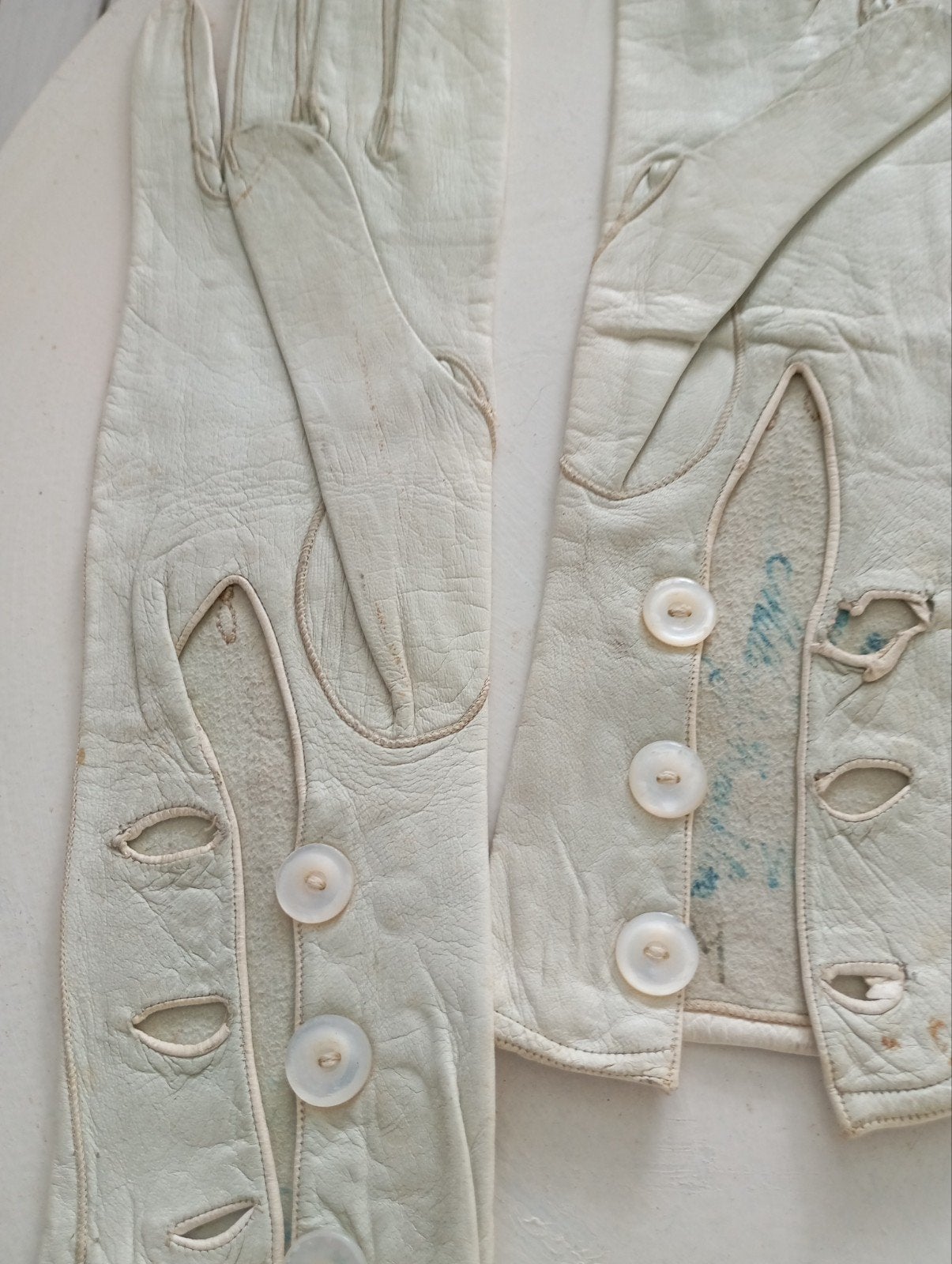 handgemaakte lederen dames handschoenen  uit 1875., Ophalen