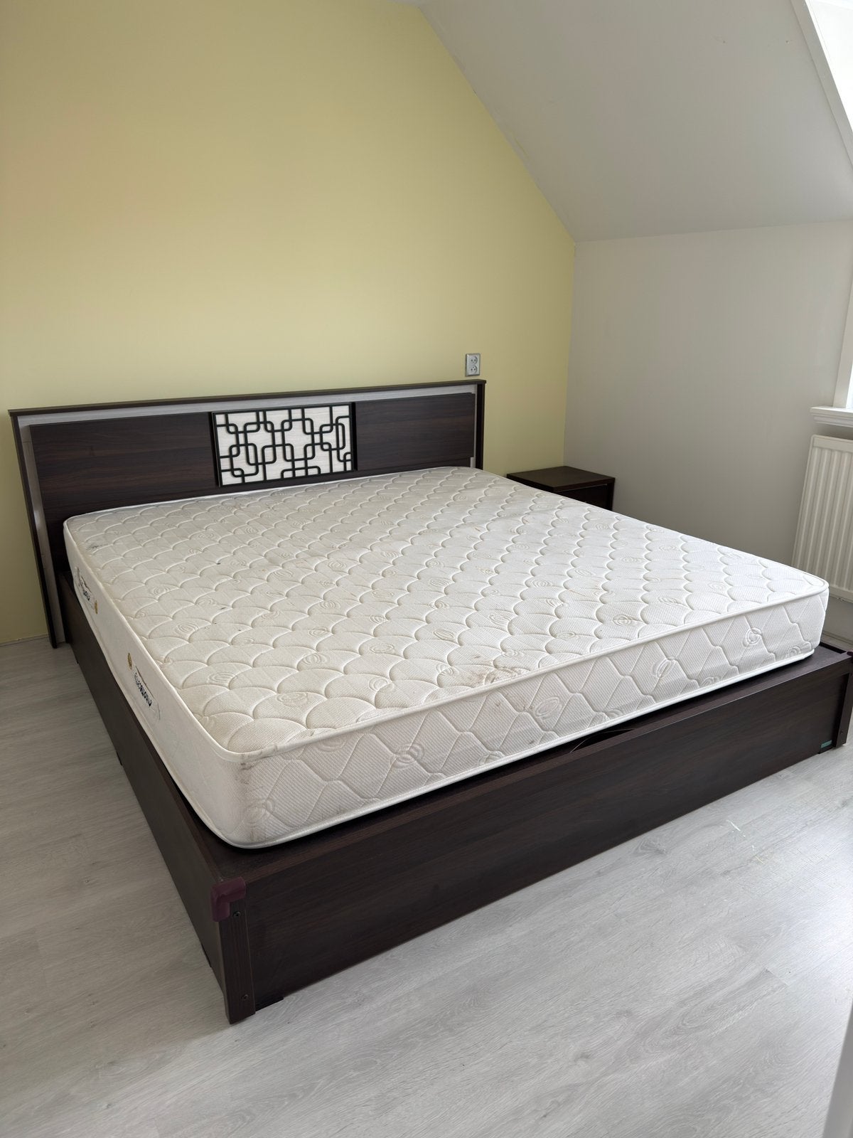Semi-hydraulisch bed met opbergruimte, nachtkastje en matras, Ophalen, Gebruikt, Semi-hydraulic storage bed, Bruin