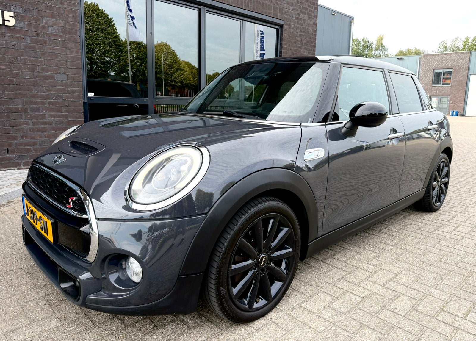 MINI 5-Deurs 2.0 Cooper S Chili Serious business | HeadUp, Voorwielaandrijving, 1195 kg, Zwart, Leder