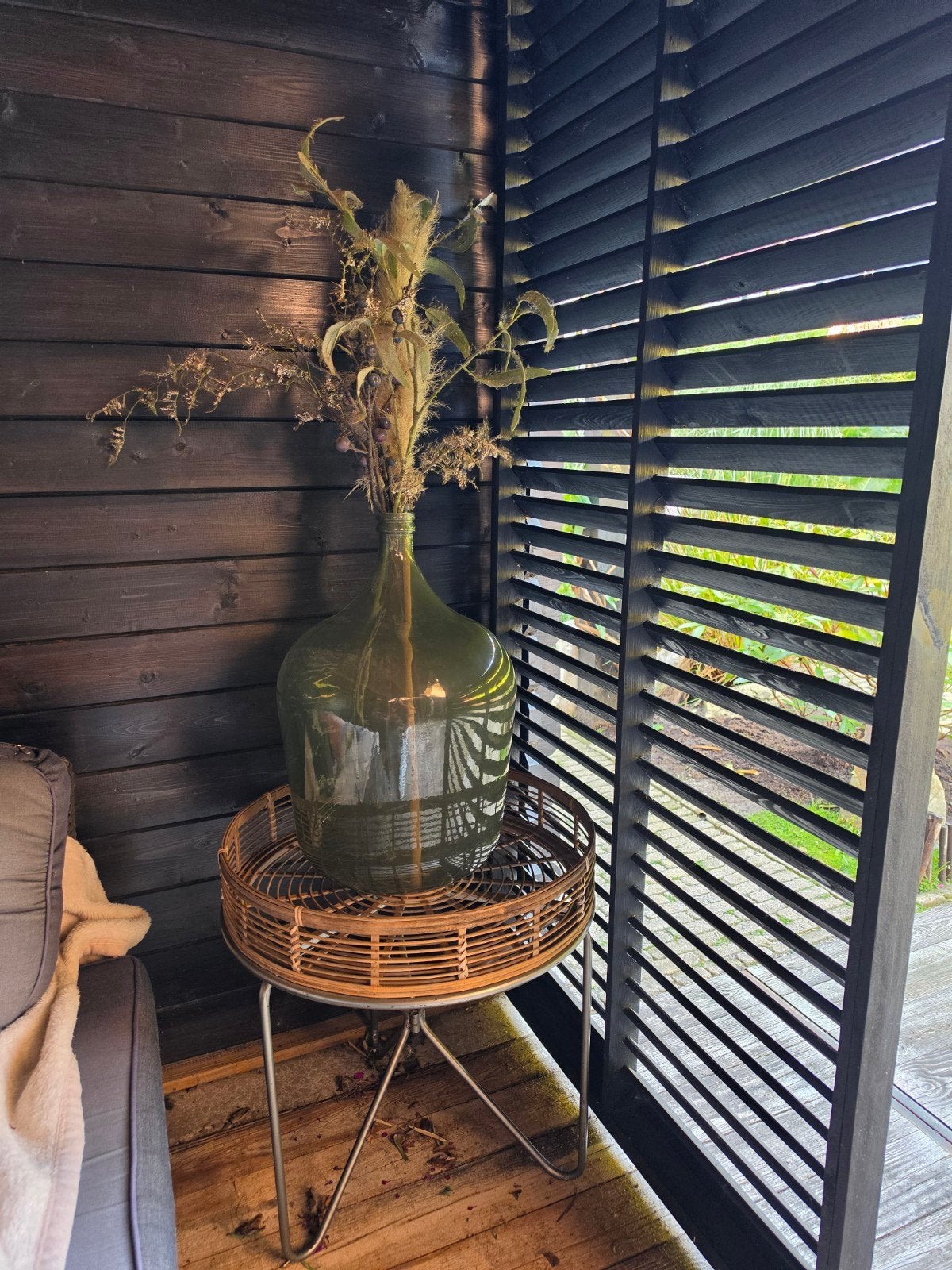 Stijlvolle set: groten glazen vaas met kunstbloemen en tafel, Groen, Vintage, Gebruikt, Ophalen of Verzenden