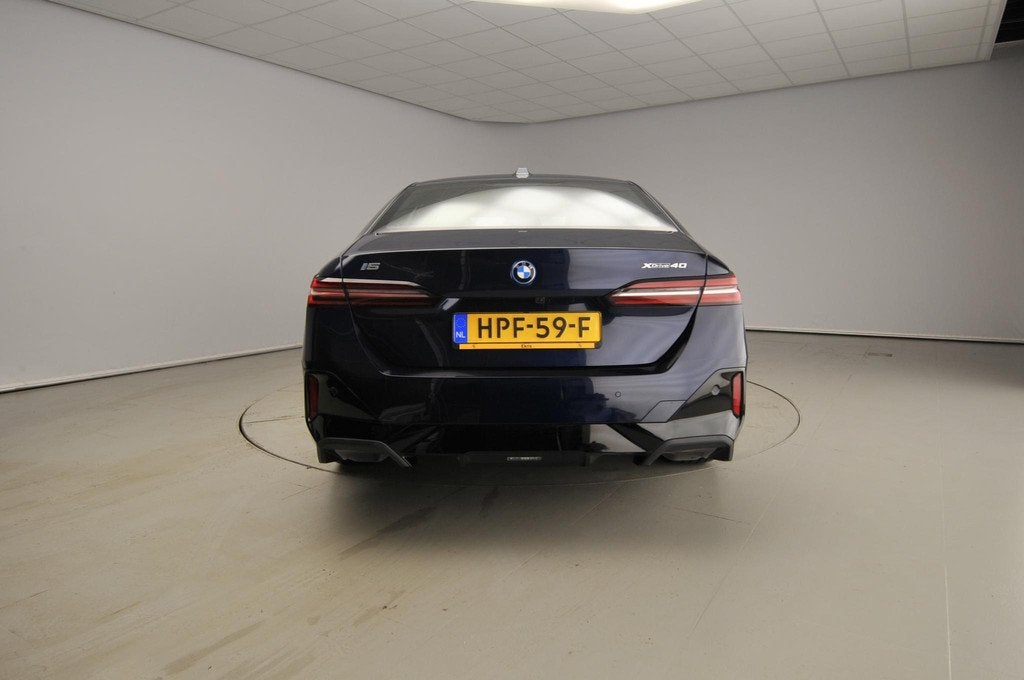 BMW i5 xDrive40 | M-Sportpakket | LED | Navigatie | Sportsto, Auto's, Automaat, Stof, Zwart, 394 pk