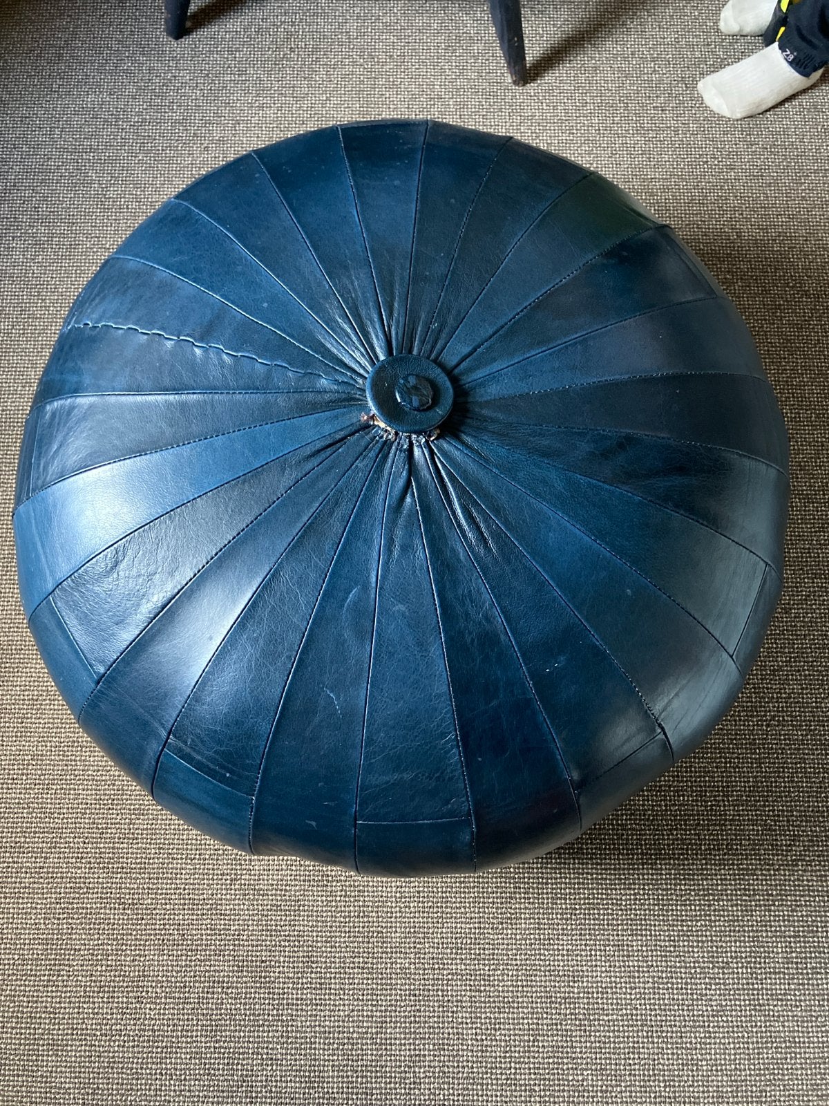 Leren poef - Donkerblauw - Knopen kapot maar aanwezig, Ophalen, Gebruikt, Rond, 50 tot 75 cm
