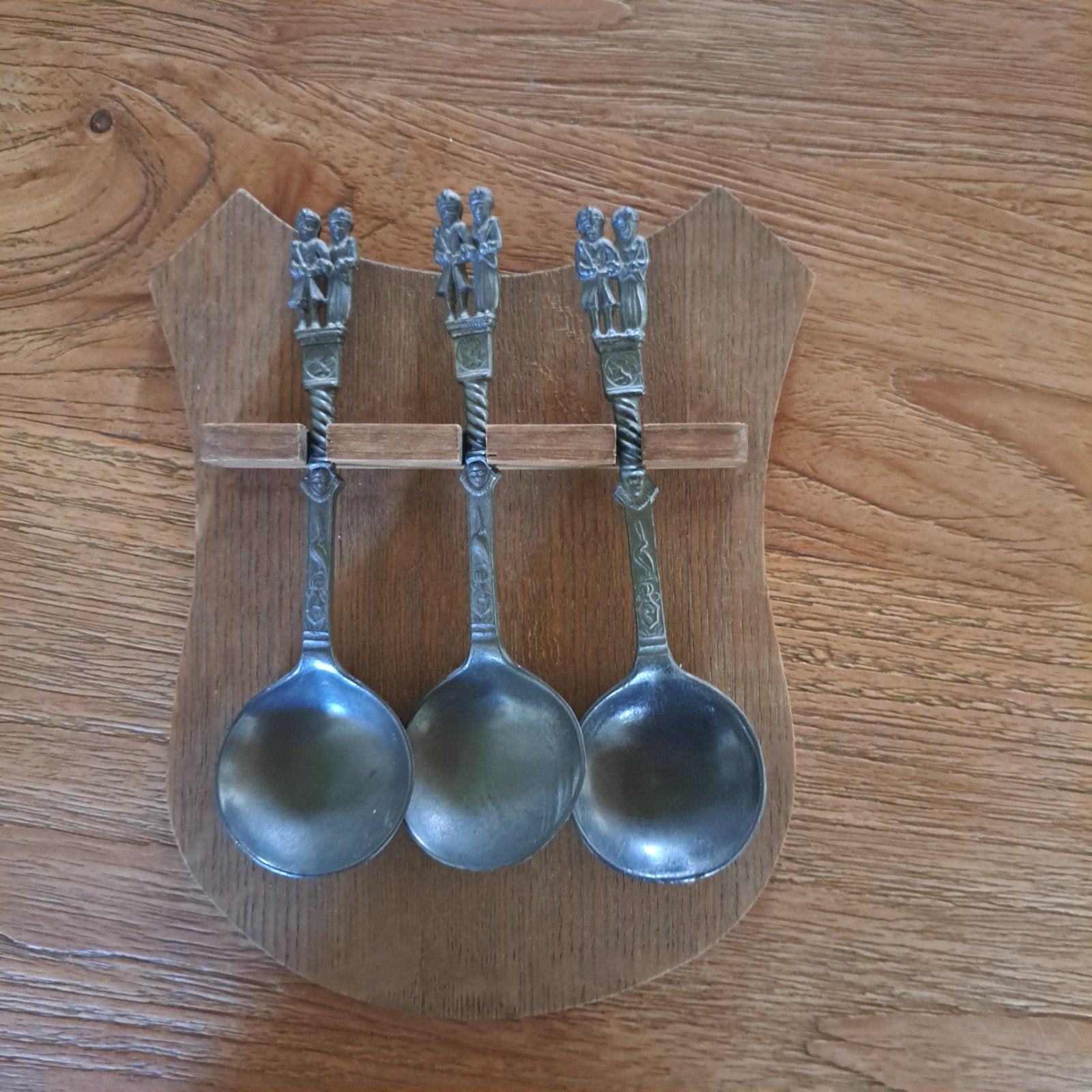 Set van 3 tinnen lepels op houten wandrekje, Antiek en Kunst, Ophalen of Verzenden