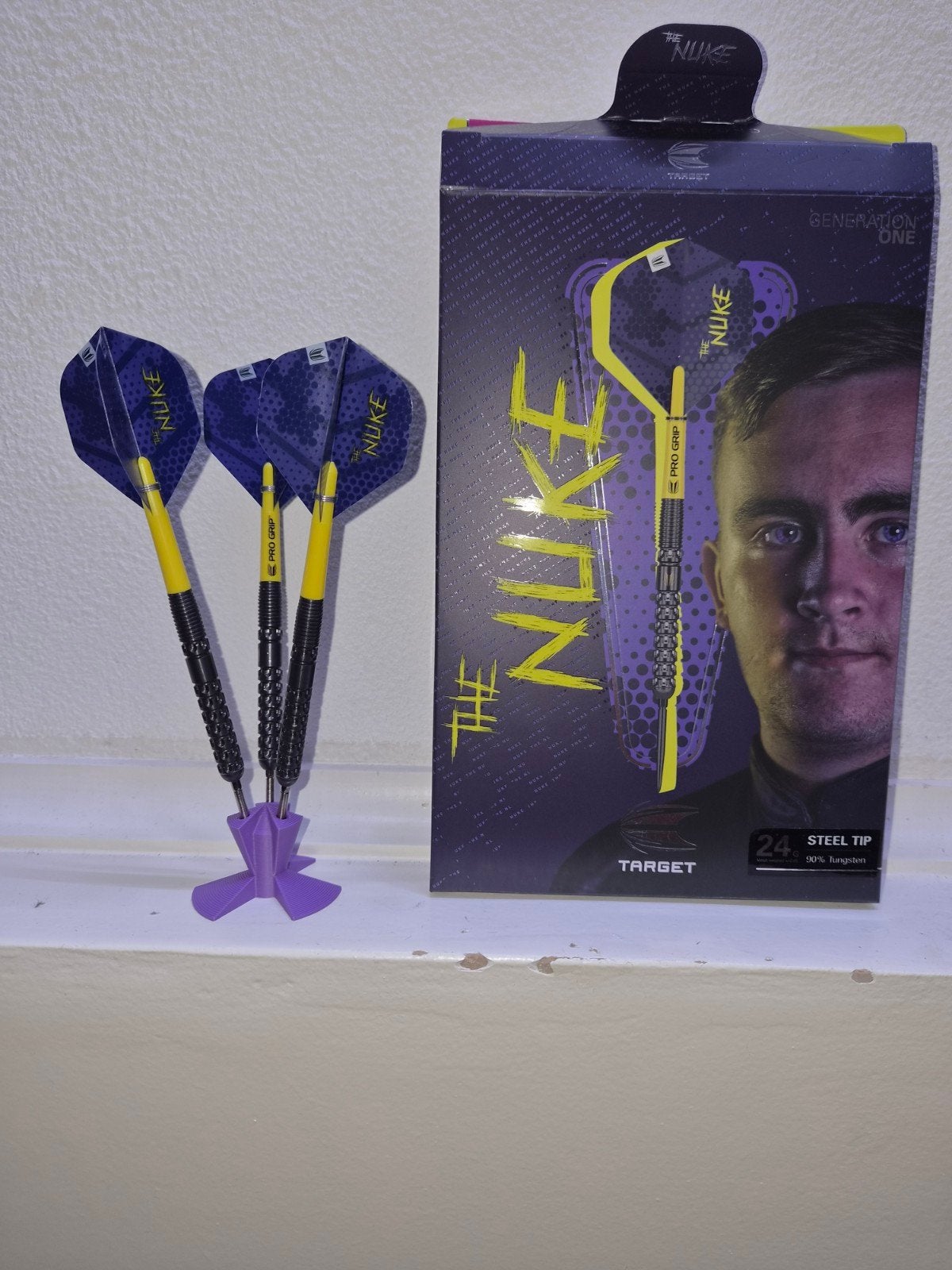 Target Darts The Nuke - 24g Steel Tip Darts, Ophalen of Verzenden, Zo goed als nieuw, Pijlen