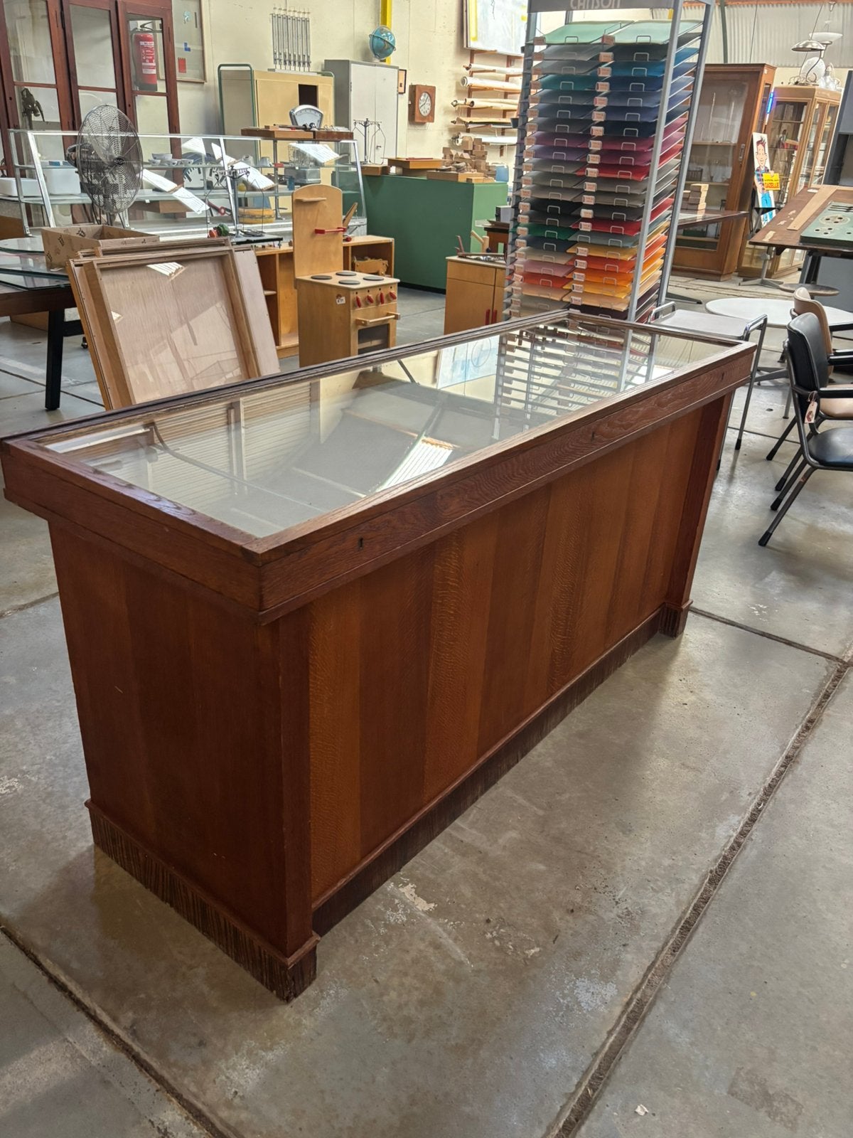 Art deco museum vitrine, Ophalen
