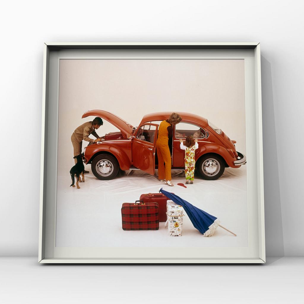 Studio-opname – Gezin rode Volkswagen 1300, Nederland, 1971, Ophalen of Verzenden, Zo goed als nieuw, Schilderij