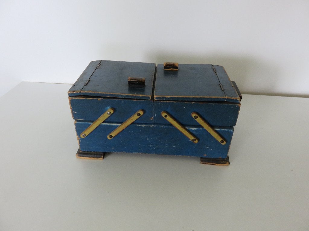 Naaikistje van hout, blauw antiek/ retro, Ophalen of Verzenden, Knoop of Knopen