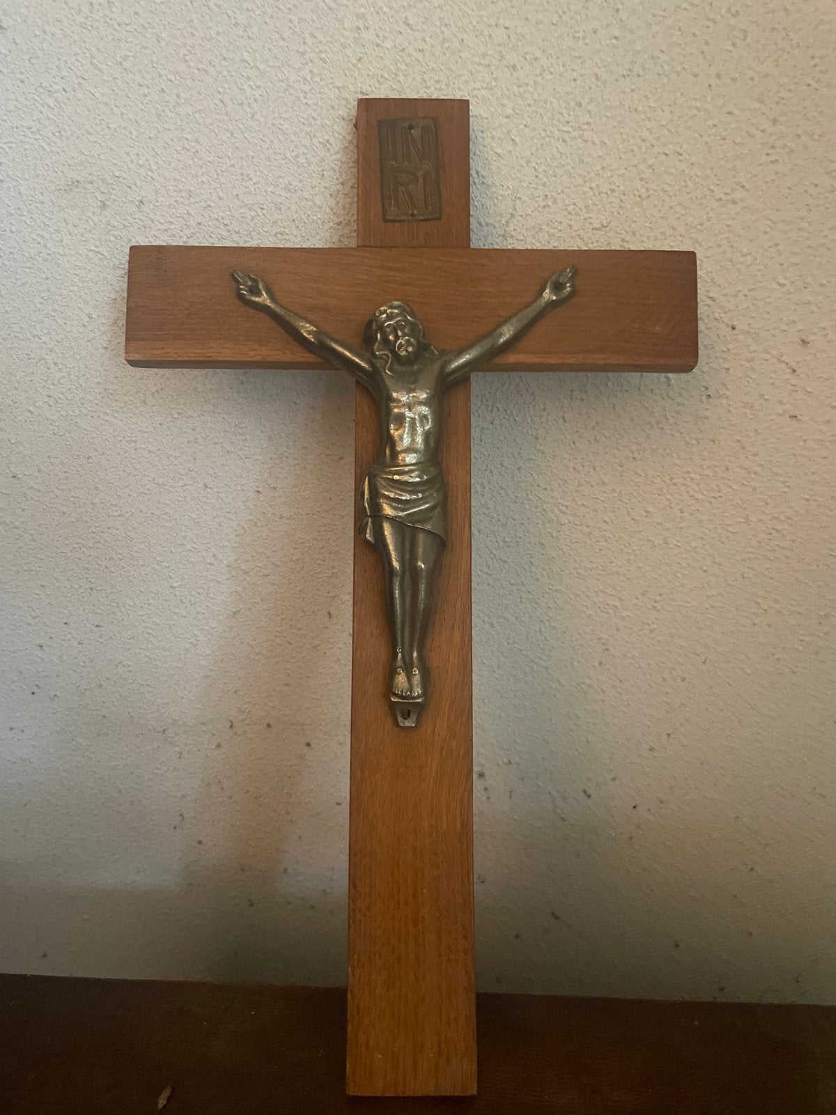 Vintage houten kruisbeeld met metalen corpus, Antiek en Kunst, Antiek | Religie, Ophalen of Verzenden