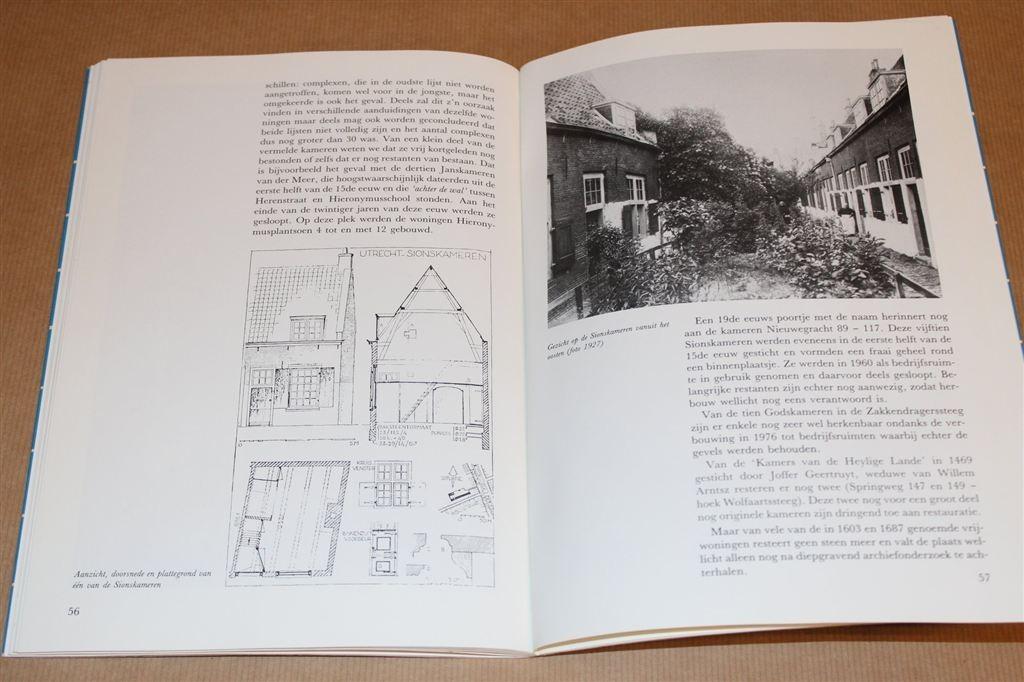 Hofjes in Utrecht [W. Thoomes] — Overzicht Godskameren, Boeken, Ophalen of Verzenden, Gelezen
