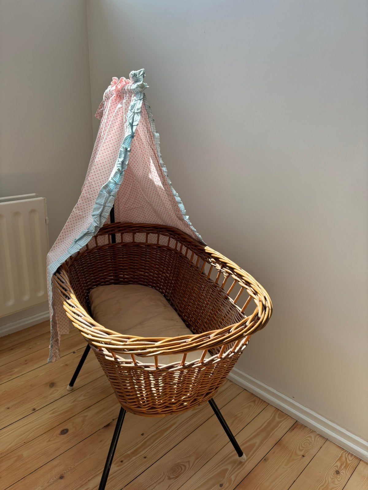 Wiegje rotan vintage speelgoed, Ophalen, Zo goed als nieuw, Babypop