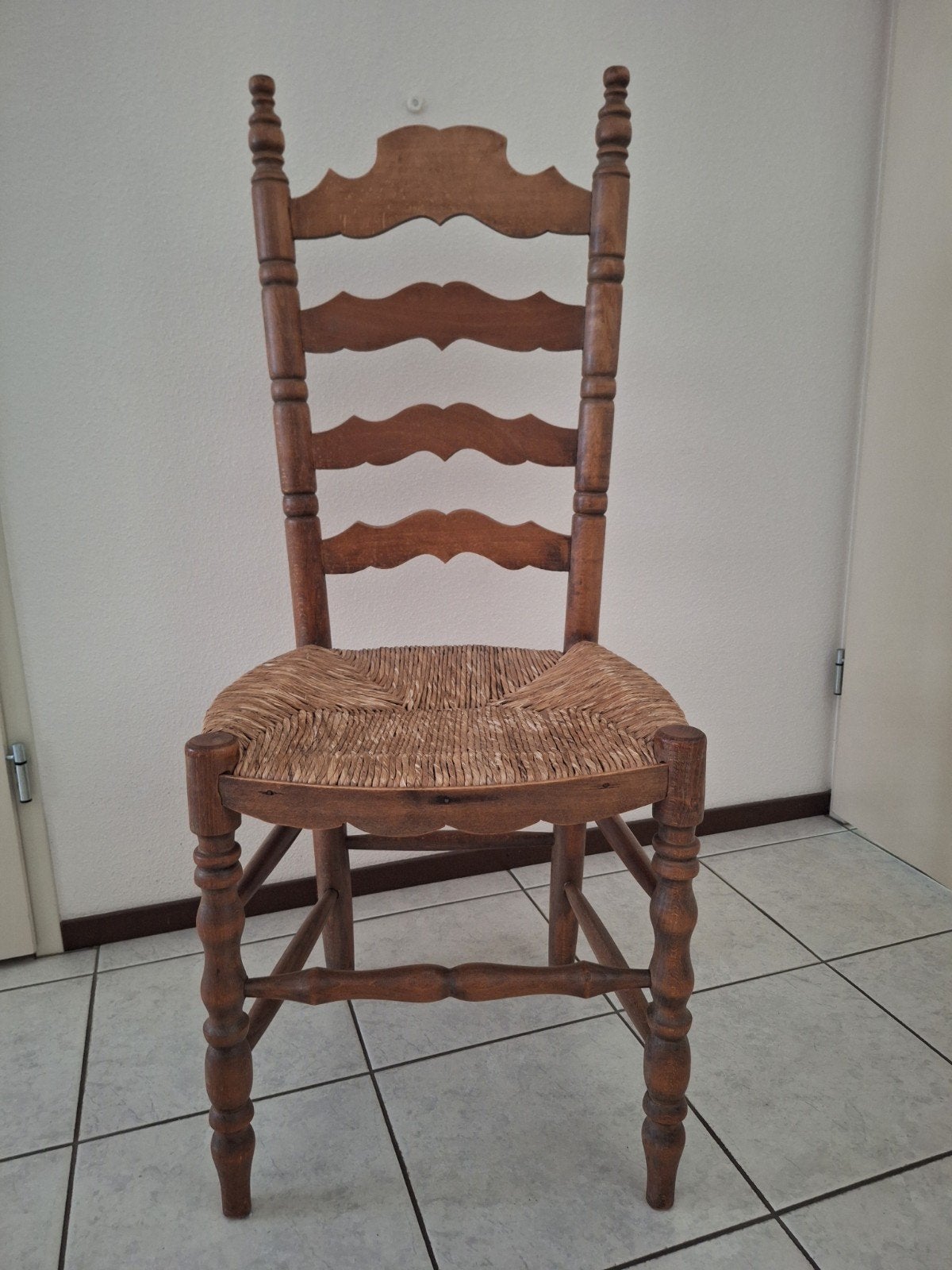 Vintage houten stoel met rieten zitting, Ophalen