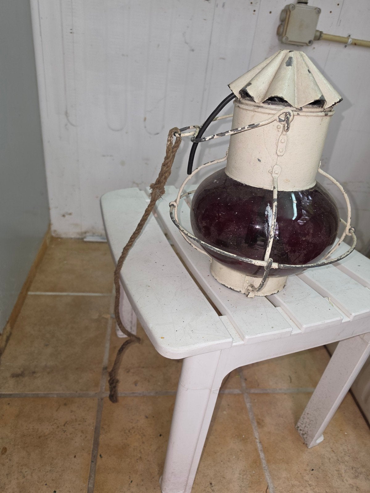 Antieke scheepslamp met rood glas, Ophalen