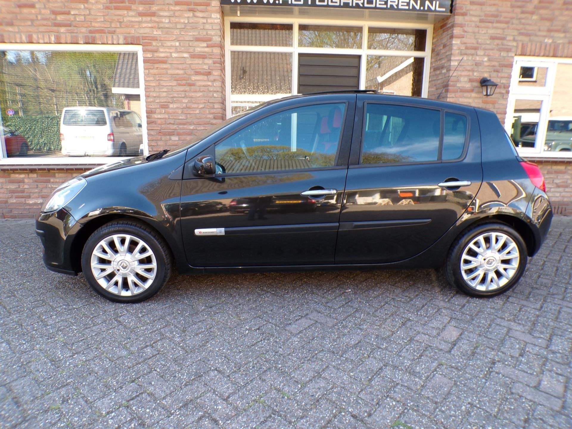 Renault Clio 1.4-16V Rip Curl Panoramadak, Auto's, Voorwielaandrijving, Dealer onderhouden, Gebruikt, Zwart