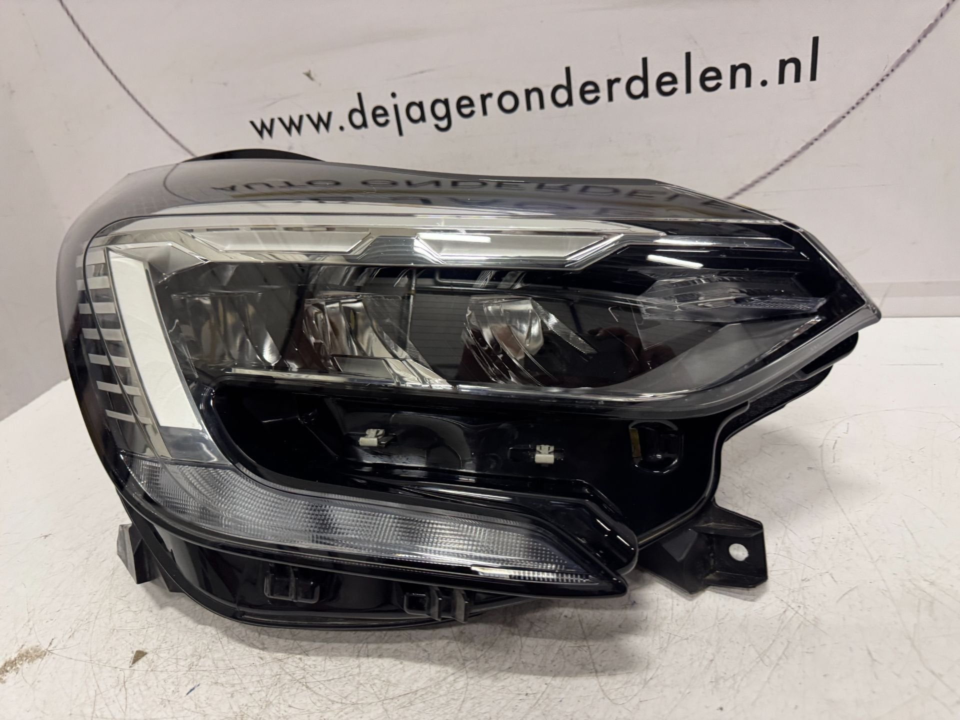 RENAULT CAPTUR II KOPLAMP LED PURE VISION 260104095R RECHTS, Renault Group, Gebruikt, Contact.group@renault.com, Renault