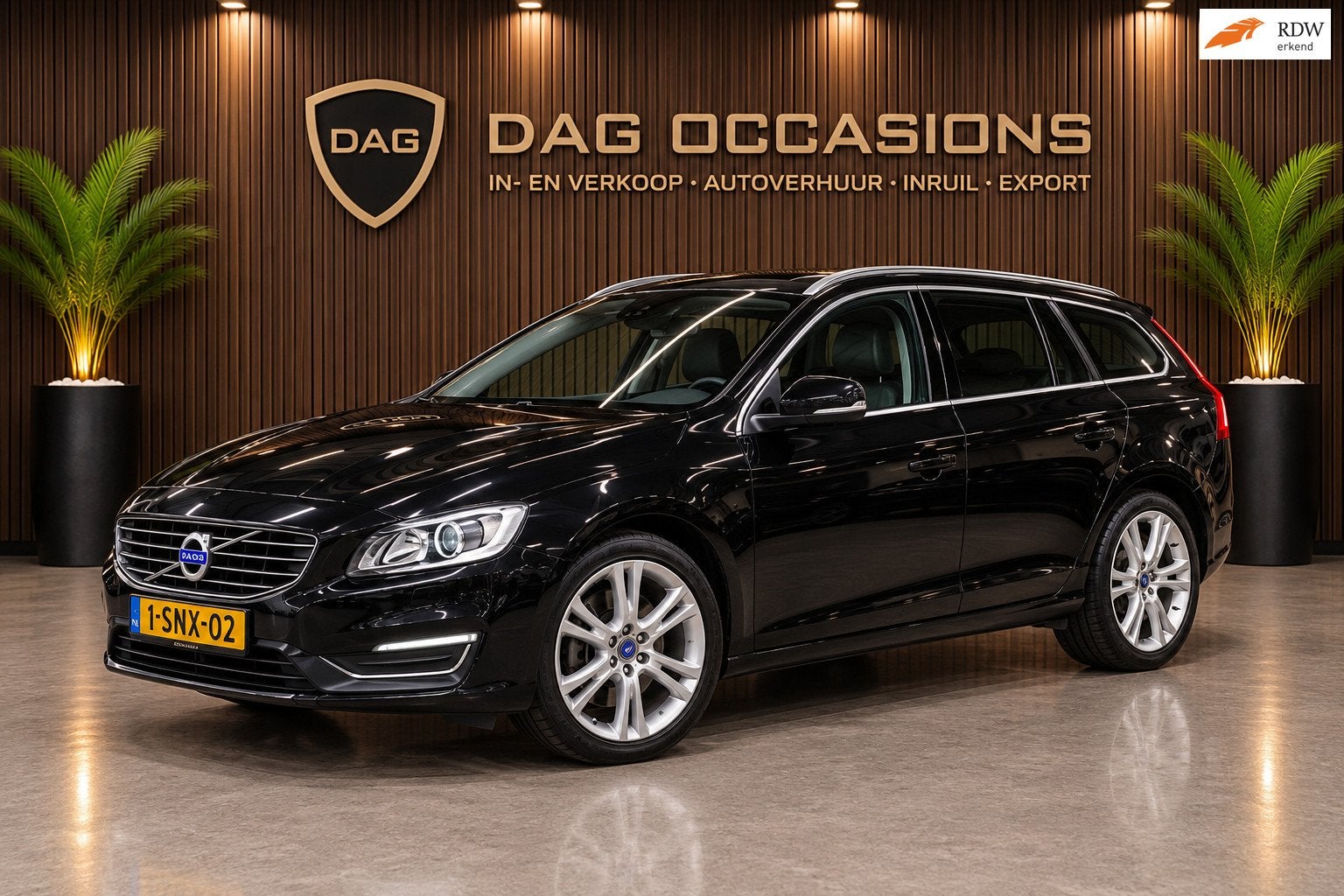 Volvo V60 D6 AWD Plug-in Hybrid NIEUW APK| AUTOMAAT | LEER |, Auto's, Automaat, Zwart, Vierwielaandrijving, 11 kWh