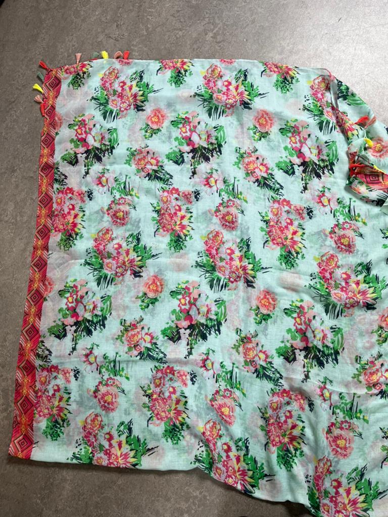Bloemenprint sjaal van Tchibo. 110x200 cm., Kleding | Dames, Ophalen of Verzenden, Zo goed als nieuw, Sjaal