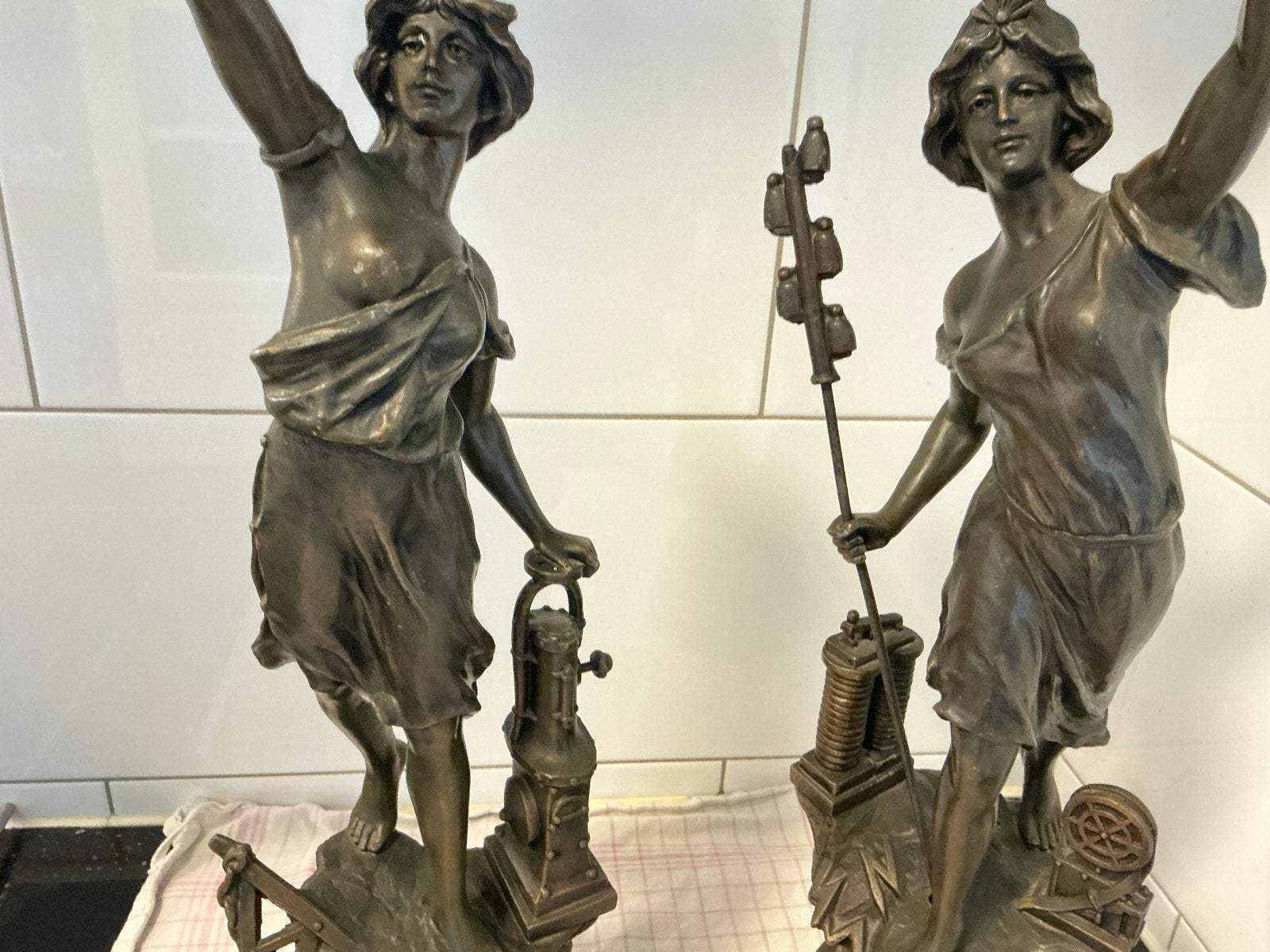 Antieke vrouwen beelden., Ophalen of Verzenden, 20 - 50 cm, Beeld, Bruin