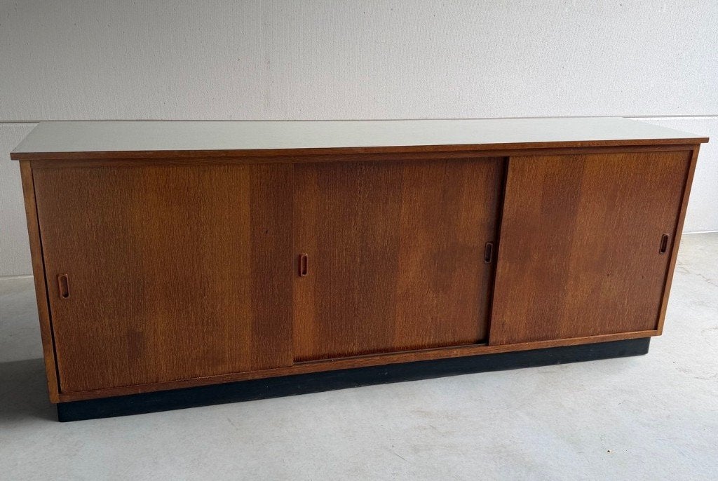 Vintage schoolkast teak met schuifdeuren, Gebruikt, ., Ophalen of Verzenden, .