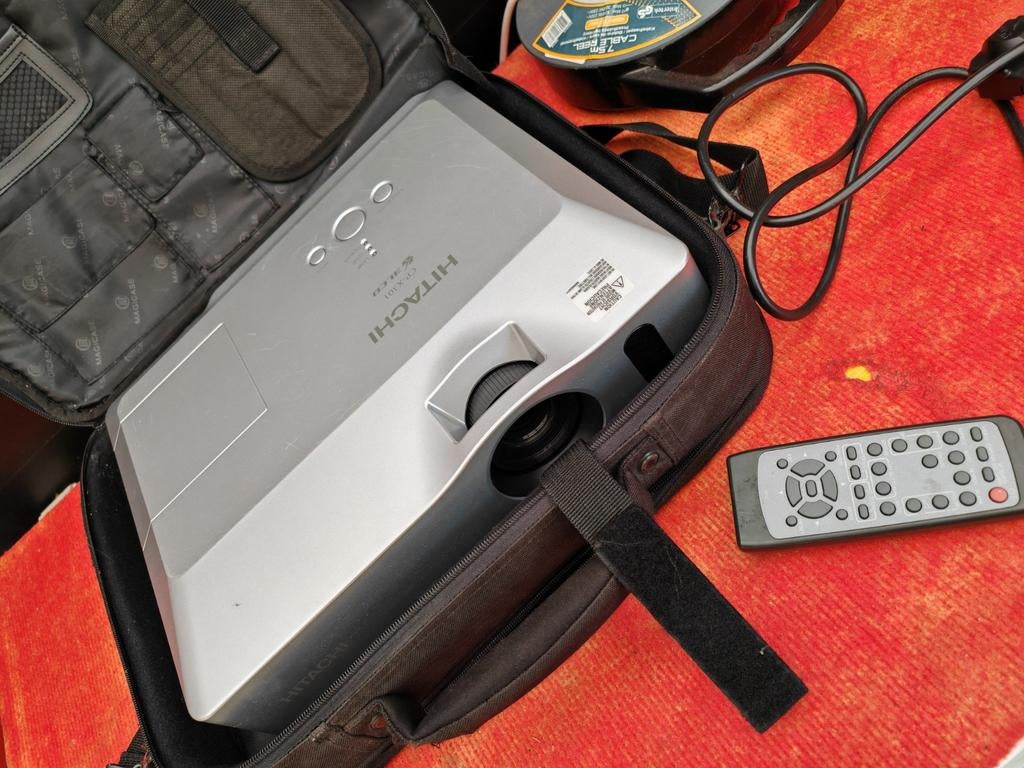 Hitachi CP-X301 Beamer met afstandsbediening en tas, Gebruikt, Ophalen of Verzenden, LCD, Overige resoluties