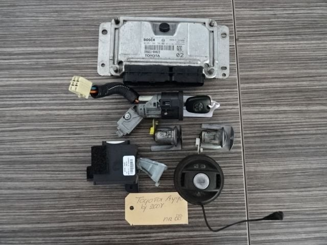 ECU Toyota Aygo bj 2008 1.0 benz complete set incl sloten., Gebruikt, -, Ophalen of Verzenden, Toyota