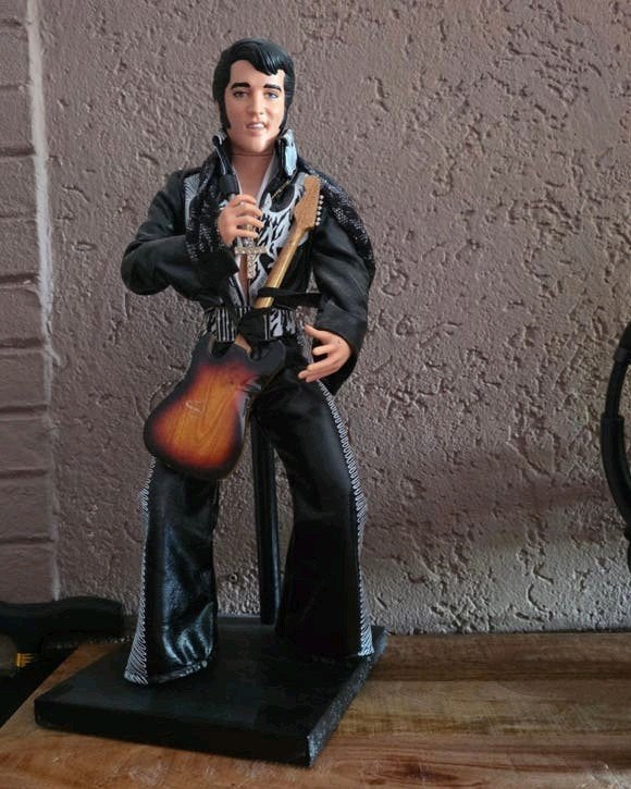 Zeer mooie Elvis Presley Pop met gitaar 46 cm, Ophalen of Verzenden, Zo goed als nieuw, Pop, Beeldje of Miniatuur