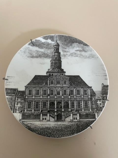 Oud bord porselein. Het stadhuis Maastricht. Schoonbrood., Antiek en Kunst, Ophalen