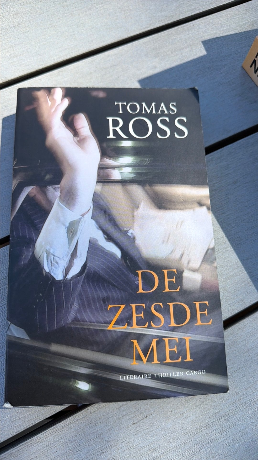 Tomas Ross - De zesde mei, Ophalen of Verzenden, Zo goed als nieuw, Tomas Ross