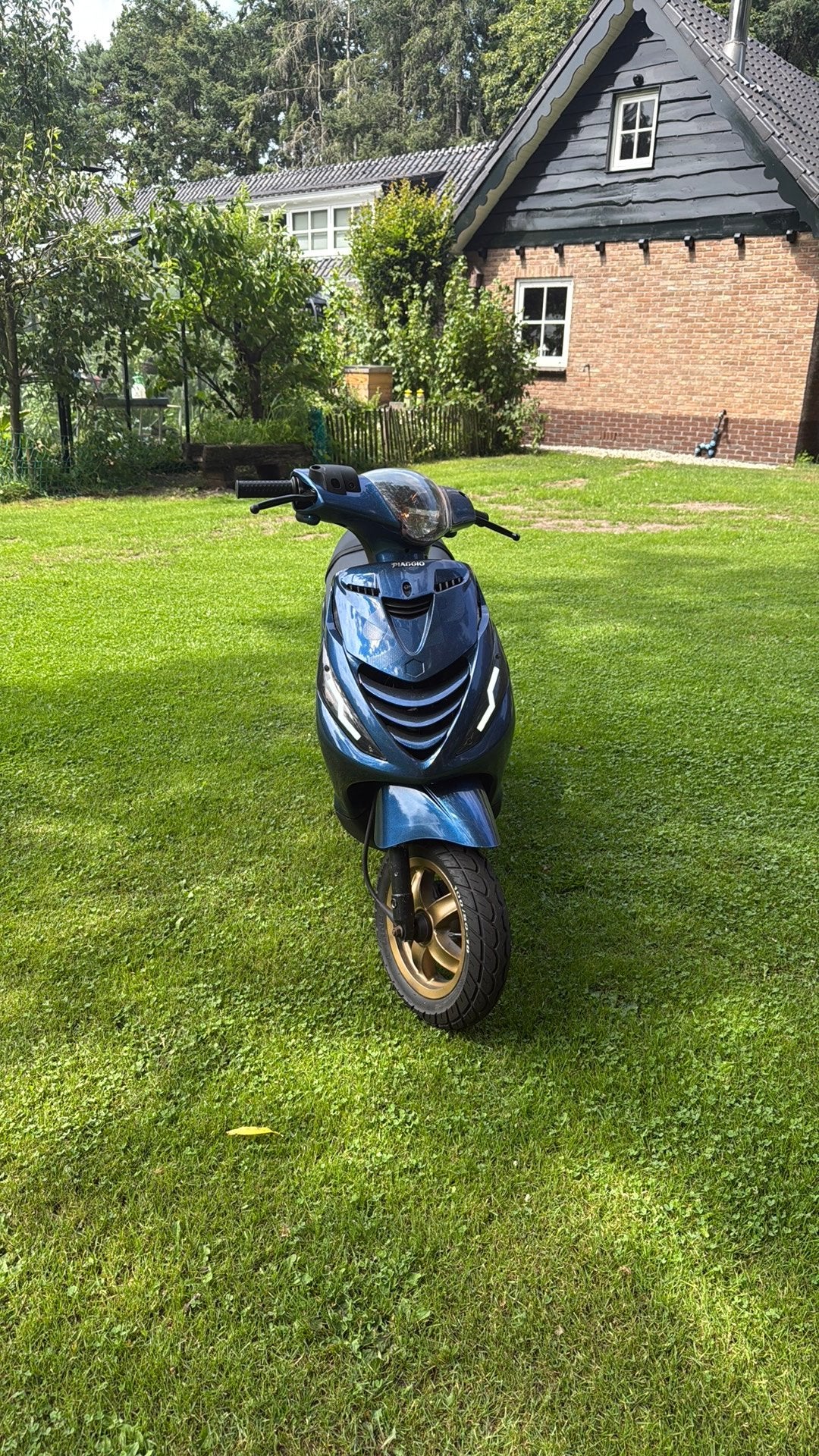 Zip 4 takt 50 cc, Fietsen en Brommers, Scooters | Piaggio, Ophalen of Verzenden, Zo goed als nieuw, Benzine, Zip