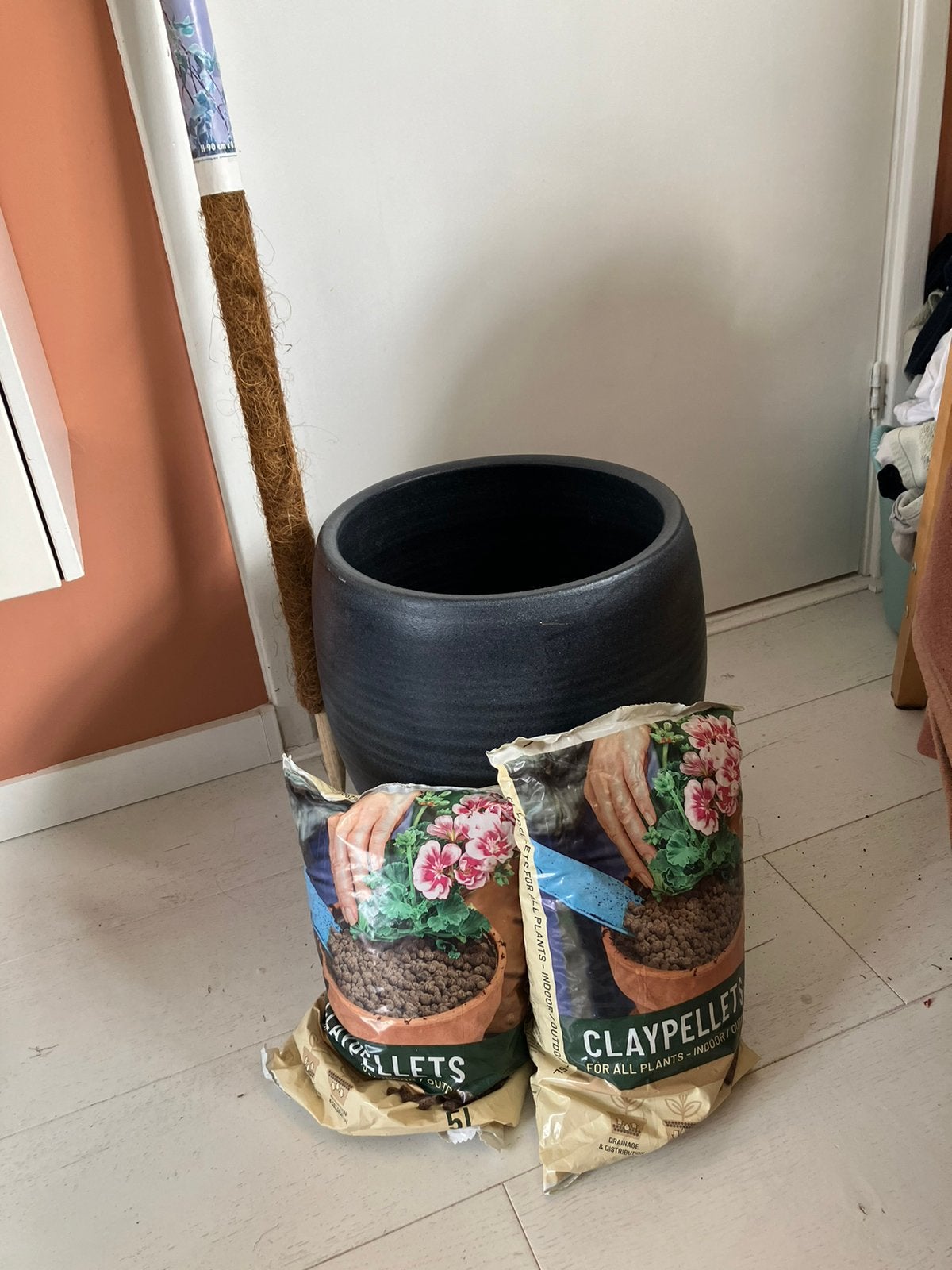 Kamerplant monstera in grote zwart aardewerk pot, Huis en Inrichting, Kamerplanten, Ophalen of Verzenden
