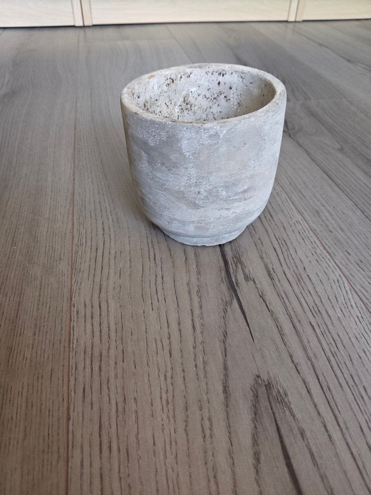 Stenen bloempot voor binnen, Tuin en Terras, Bloempotten, Ophalen, Rond, Binnen, Zo goed als nieuw