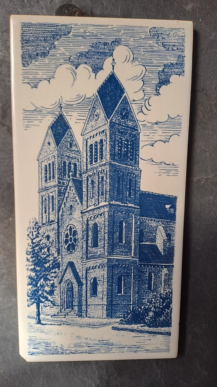 Keramische tegel op leisteen met kerk Chevremont, Antiek en Kunst, Ophalen of Verzenden