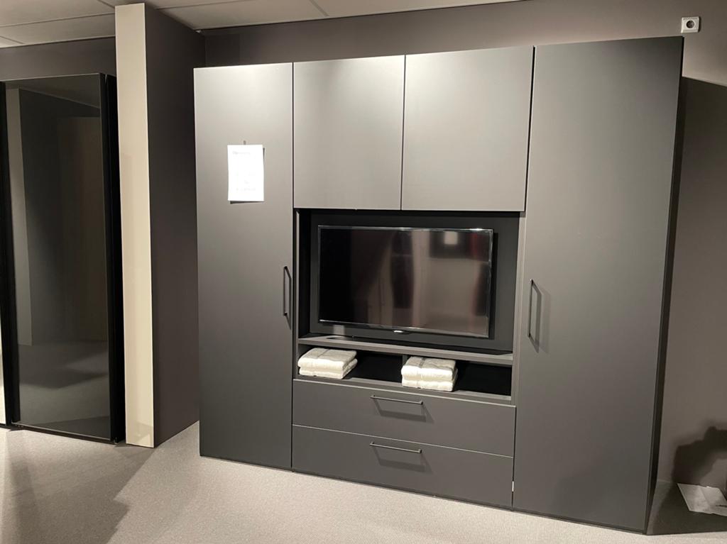 Showmodel kledingkast met tv steun van €3734,- voor €1895,-, 200 cm of meer, Nieuw, 200 cm of meer, 50 tot 75 cm