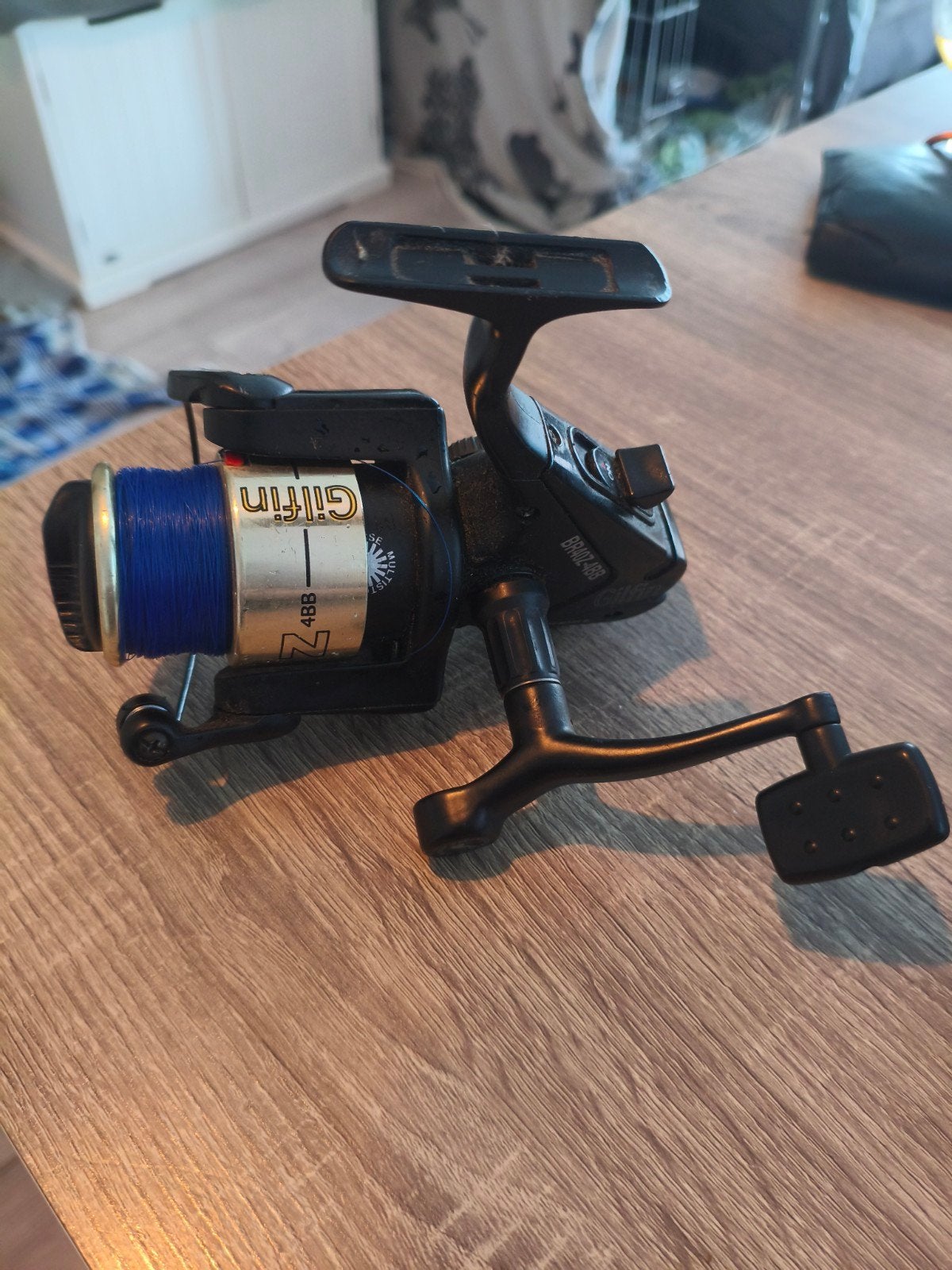 Gilfin BR40z 4BB baitrunner karpermolen met blauwe vislijn, Ophalen, Gebruikt, Molen