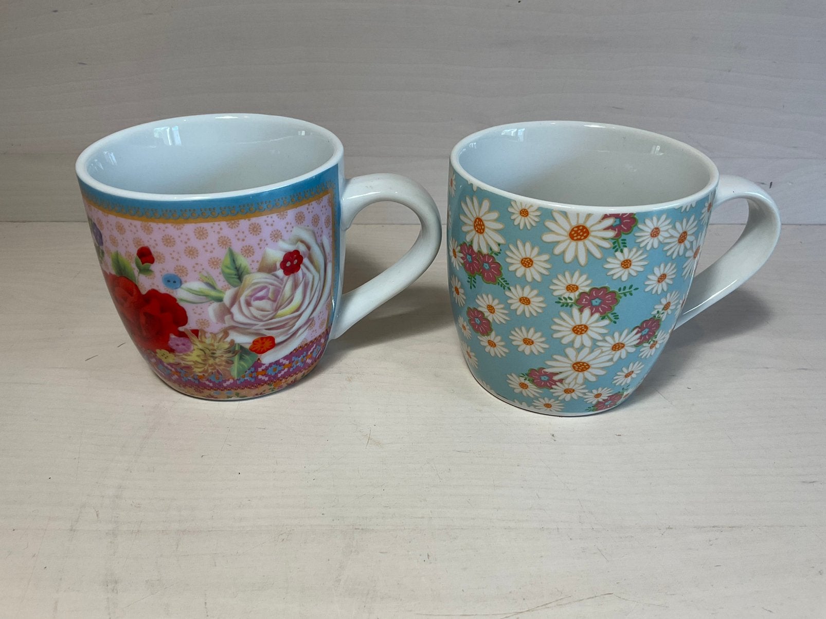 Twee fleurige Albert Heijn mokken doorsnee 9 cm hoogte, Huis en Inrichting, Keuken | Servies, Steen, Ophalen of Verzenden, Zo goed als nieuw