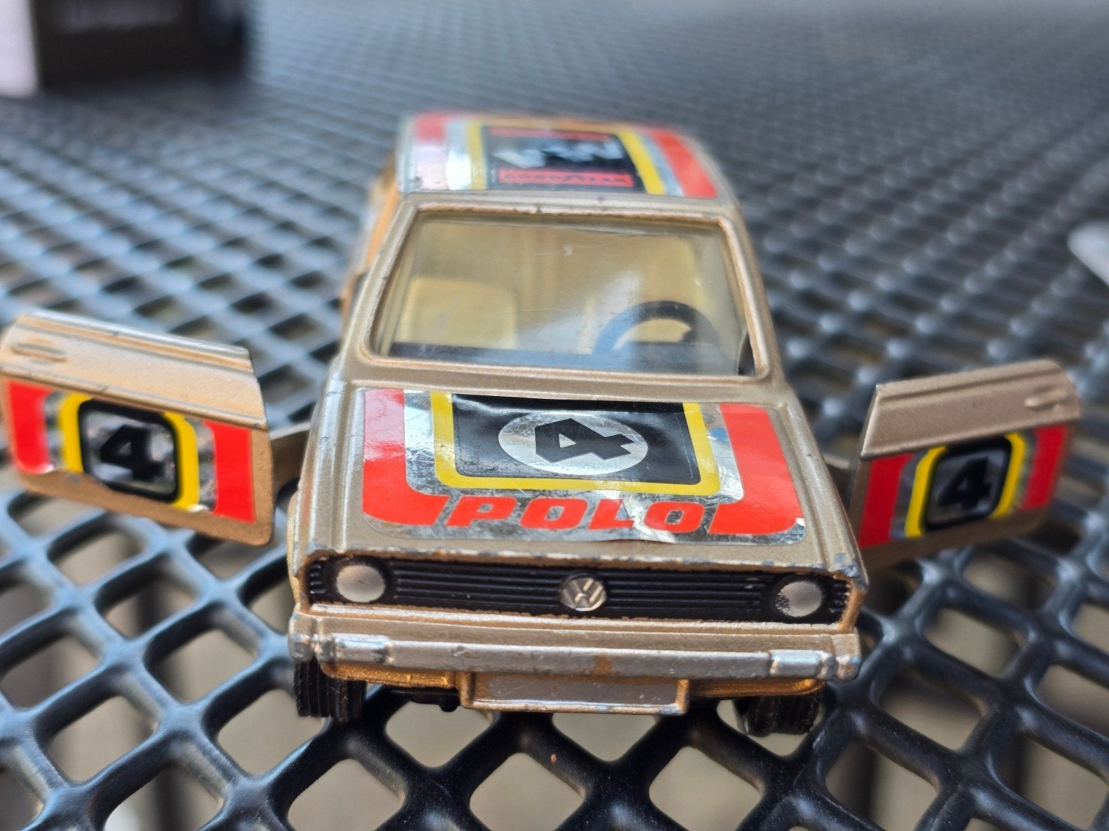 Corgi Diecast VW Polo Race Car #4 - Goud, Ophalen of Verzenden, Zo goed als nieuw, Auto, Corgi