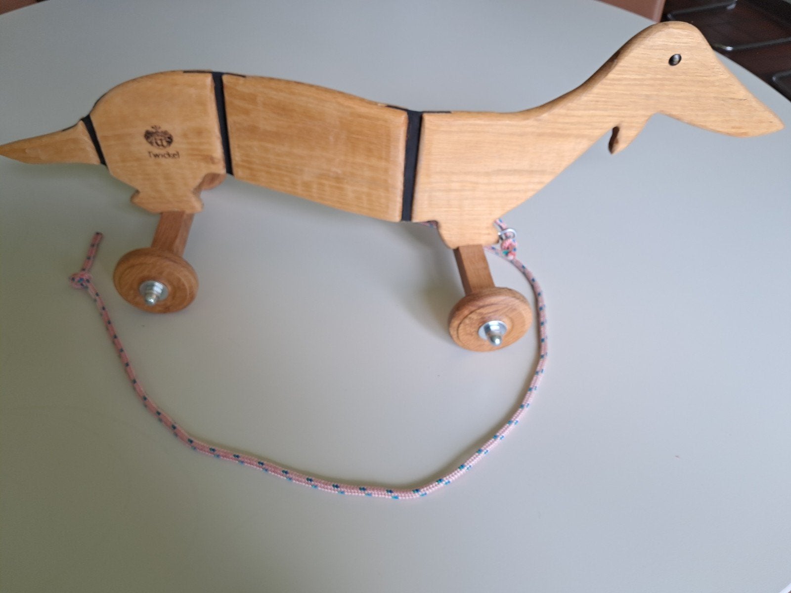 Mooie houten speelgoed hond (teckel) op wieltjes, Ophalen of Verzenden
